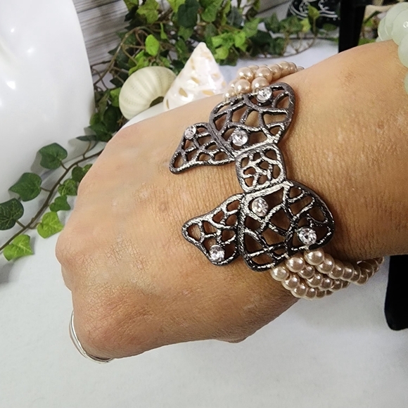 Triple Strand Pearl Bracelet with Gunmetal Bow - Picture 7 of 9